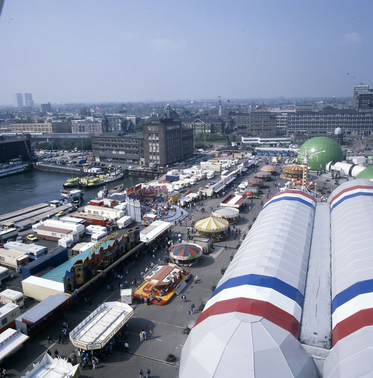 Luchtfoto van een evenemententerrein met tenten
