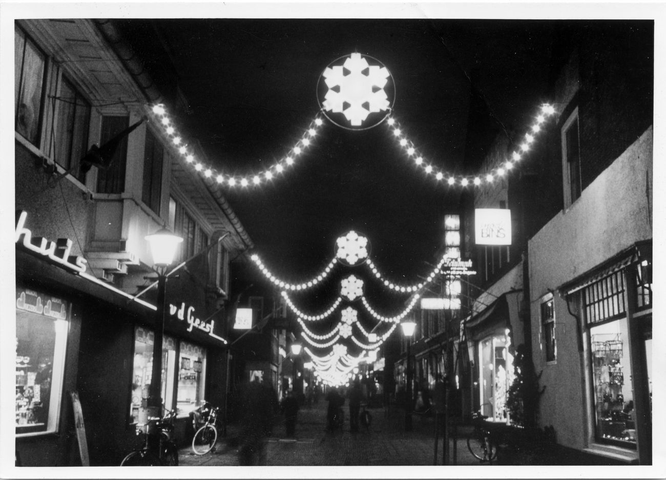 Feestverlichting met sterren boven een winkelstraat