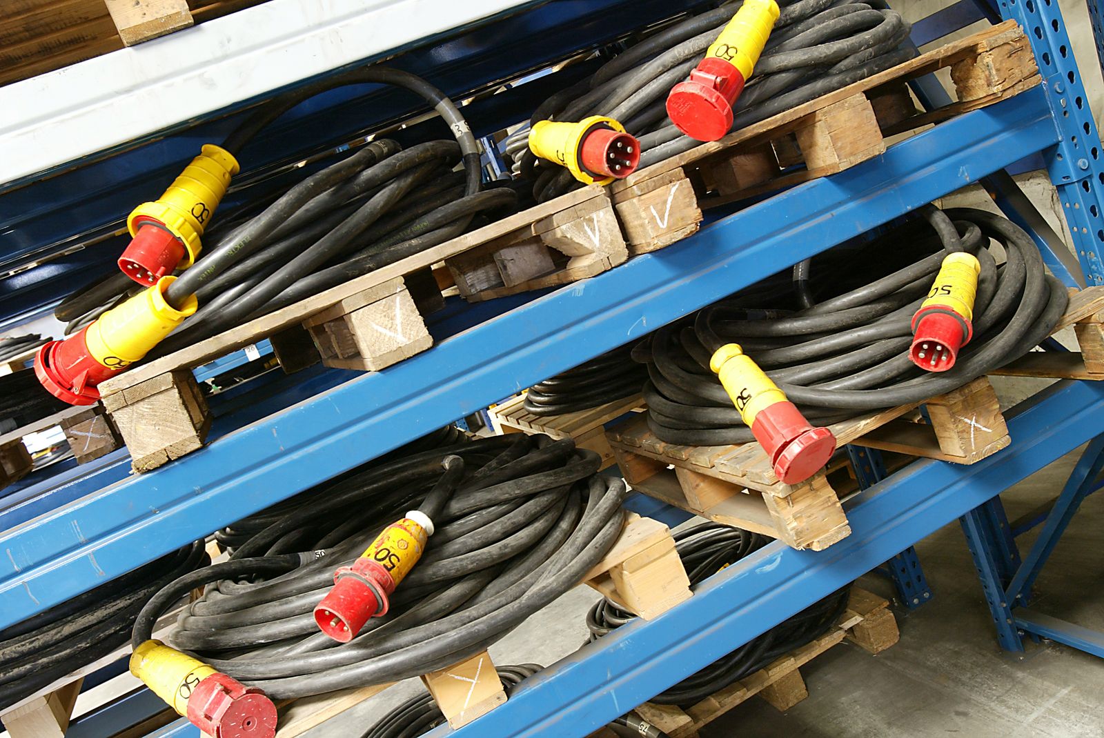 Pallet met stroomkabels